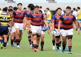 関学大－立命大　リーグ初戦に敗れ、肩を落とす関学大フィフティーン＝大阪市、ヤンマースタジアム長居