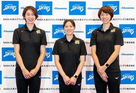 来月開幕するＶリーグへの意気込みを語った久光の（左から）長岡望悠、戸江真奈、石井優希（ＳＡＧＡ久光スプリングス提供）