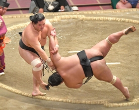 すくい投げで貴景勝（右）を破った妙義龍（撮影・出月俊成）