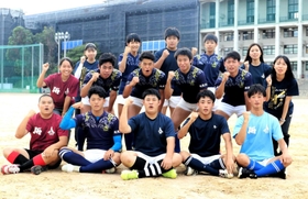 合同チームとしてラグビーの全国高校大会兵庫県予選に挑む兵庫高の選手とマネジャー＝神戸市長田区寺池町の同校