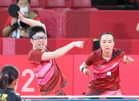 東京五輪卓球混合ダブルス決勝で、サングラスを着用してプレーする水谷隼選手＝７月２６日、東京体育館