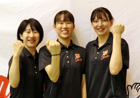 来月開幕するＶリーグへの意気込みを語ったＪＴの（左から）小幡真子、林琴奈、籾井あき（ＪＴ提供）