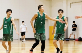 練習中に声を掛け合う西宮の（左から）道原紀晃、川村卓也、松崎賢人＝尼崎市内