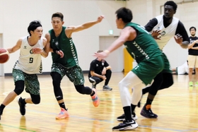 練習で競り合う西宮の（左から）谷直樹や川村卓也ら＝尼崎市内