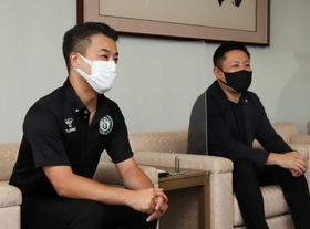 新シーズンの開幕を控え、意気込みを語る西宮の北村正揮新社長（左）と渡瀬吾郎前社長＝神戸新聞社（撮影・大森　武）