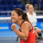 車いすテニス女子シングルス準決勝　オランダのアニク・ファンクートを破って銀メダル以上を確定し、破顔する上地結衣＝２日午後、有明テニスの森センターコート（撮影・吉田敦史）