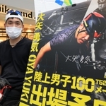 パラスポーツをＰＲするイベントに参加し、自身が写ったポスターと並ぶ大矢勇気＝８月１４日、西宮市甲子園八番町、ららぽーと甲子園（撮影・吉田敦史）