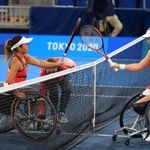 車いすテニス女子シングルス決勝　オランダのディーデ・デフロート（右）とラケットを合わせる上地結衣＝３日夜、有明テニスの森公園（撮影・吉田敦史）