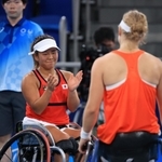 車いすテニス女子シングルス決勝　優勝したオランダのディーデ・デフロート（右）を拍手でたたえる上地結衣＝有明テニスの森センターコート（撮影・吉田敦史）