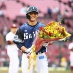 通算２０００安打を達成して花束を手にする西武・栗山巧＝楽天生命パーク（撮影・堀内　翔）