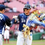通算２千安打を達成し、同期入団の中村剛也（左）から花束を受け取る西武・栗山巧＝楽天生命パーク宮城（撮影・堀内　翔）
