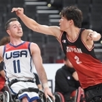 車いすバスケットボール男子決勝　米国選手（左）をマークする鳥海連志＝有明アリーナ（撮影・伊藤笙子）