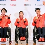 車いすテニスで獲得したメダルを手に笑顔の（左から）大谷桃子、上地結衣、国枝慎吾＝５日、東京都内（代表撮影）