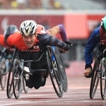 陸上男子１００メートル（車いすＴ５２）決勝　１７秒１８で２位に入った大矢勇気（左手前）。右は優勝した世界記録保持者、米国のレイモンド・マーティン＝国立競技場（撮影・吉田敦史）