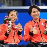 車いすテニス女子ダブルスで銅メダルに輝き、笑顔の上地結衣（左）、大谷桃子組＝有明テニスの森センターコート（撮影・吉田敦史）