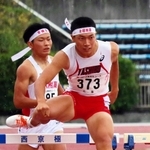 男子２年４００メートル障害決勝　53秒35で優勝した社の酒井春名