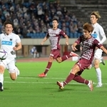 神戸－札幌　前半、シュートを放つ神戸・大迫勇也（右手前）＝ユニバー記念競技場（撮影・秋山亮太）