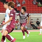 神戸－札幌　前半、先制ゴールを決めた神戸・中坂勇哉（中央）＝ユニバー記念競技場（撮影・秋山亮太）