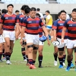 関学大－立命大　リーグ初戦に敗れ、肩を落とす関学大フィフティーン＝大阪市、ヤンマースタジアム長居