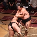 貴景勝（左）をすくい投げで破った妙義龍＝両国国技館（撮影・園田高夫）