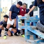 スクラムを練習する兵庫高フィフティーン＝神戸市長田区寺池町の同校