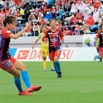 ＩＮＡＣ神戸ー千葉　前半、先制点を決めるＩＮＡＣ神戸の杉田（左）＝堺市立サッカーナショナルトレーニングセンター