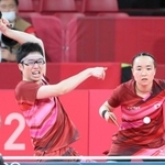 東京五輪卓球混合ダブルス決勝で、サングラスを着用してプレーする水谷隼選手＝７月２６日、東京体育館