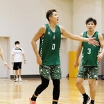 練習中に声を掛け合う西宮の（左から）道原紀晃、川村卓也、松崎賢人＝尼崎市内