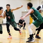 練習で競り合う西宮の（左から）谷直樹や川村卓也ら＝尼崎市内