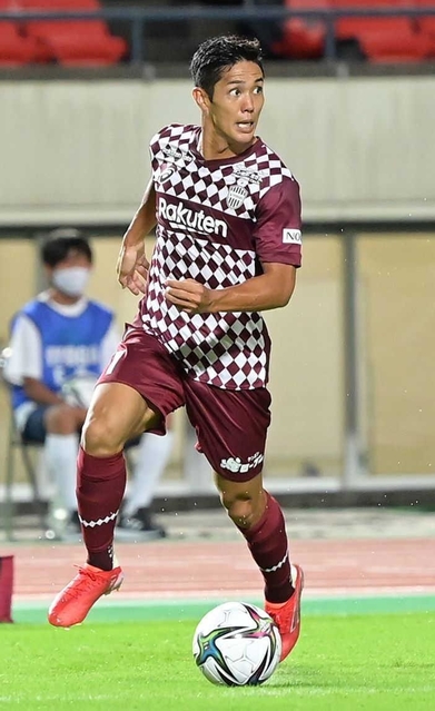 フィジカルの強さも生かし、神戸の攻撃をけん引する武藤＝９月１８日、ノエビアスタジアム神戸