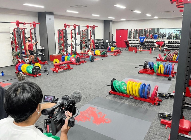 【写真２】身体を鍛える器具が並ぶトレーニングルーム。広々としている＝神戸市東灘区御影浜町