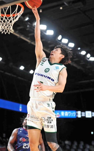 青森－西宮　第２クオーター、シュートする西宮の松崎（Ｃ）B.LEAGUE
