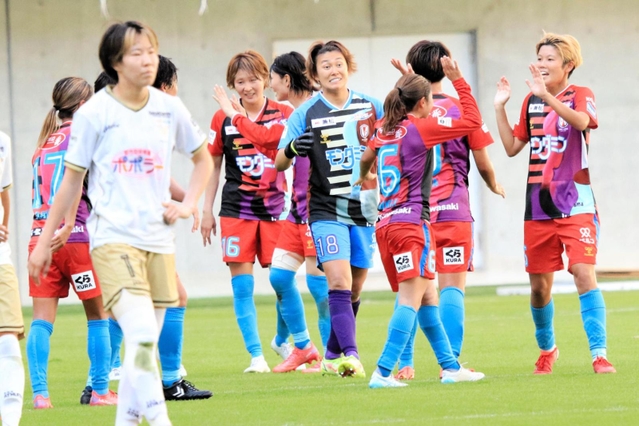 ＩＮＡＣ神戸-日テレ東京Ｖ　４試合連続完封勝ちを喜ぶＩＮＡＣ神戸イレブン＝ノエビアスタジアム神戸