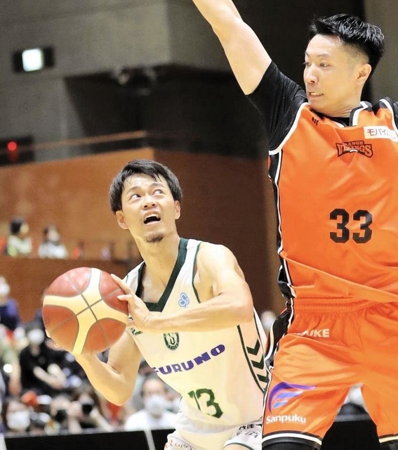 愛媛-西宮　第２クオーター、シュートを狙う西宮の道原（左）＝（Ｃ）B.LEAGUE