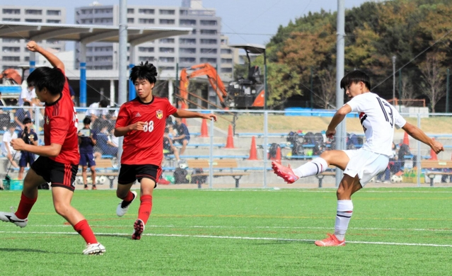 滝川第二-龍野北　後半だけでハットトリックを達成した滝川第二の粟飯原（右）