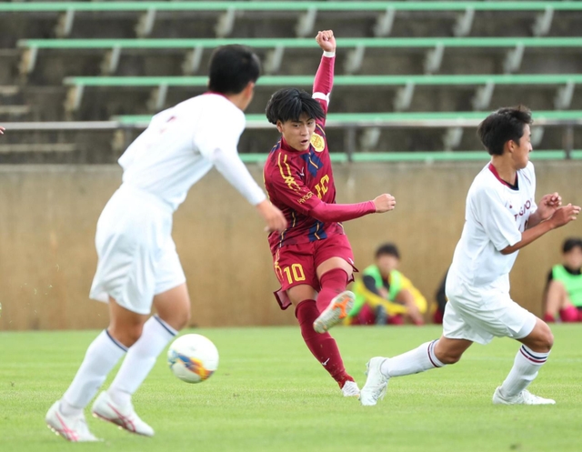 琴丘－神戸弘陵　後半、神戸弘陵の田中祉がゴールを決め、３-０とする＝洲本市五色町、アスパ五色（撮影・辰巳直之）