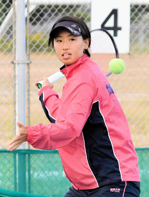 初めてテニスの全日本選手権に挑む姫路大の西本聖良＝姫路市の同大学