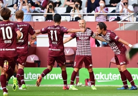 神戸-浦和　前半、イニエスタ（右から２人目）が直接ＦＫを決め、仲間と喜ぶ（撮影・中西幸大）