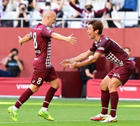 神戸-浦和　前半、神戸のイニエスタ（８）がミドルシュートを決めて３-０とし、アシストした大迫と喜ぶ（撮影・中西幸大）