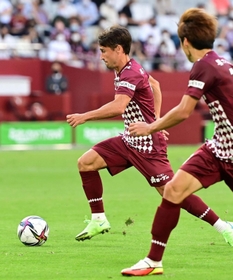 神戸-浦和　後半、左から切れ込み、神戸の５点目を決めたボージャン（撮影・中西幸大）