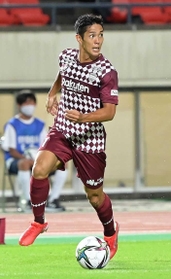 フィジカルの強さも生かし、神戸の攻撃をけん引する武藤＝９月１８日、ノエビアスタジアム神戸