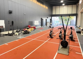 【写真３】屋内練習場も完備。ラインアウトも練習できる広さだ＝神戸市東灘区御影浜町