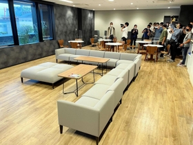 【写真４】２階にはリラックスルーム。選手、スタッフの関係を深める＝神戸市東灘区御影浜町