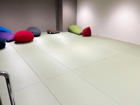 【写真５】リラックスルームに直結した睡眠スペース。２部練習の間など心身を休められる＝神戸市東灘区御影浜町