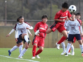 兵庫県高校新人大会決勝で攻める姫路女学院の選手たち。この時は０-１で敗れたが、ついに女王日ノ本の背中をとらえた＝２０２１年２月７日、洲本市、アスパ五色
