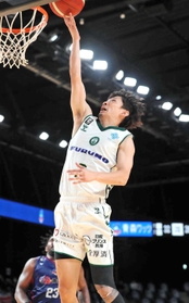 青森－西宮　第２クオーター、シュートする西宮の松崎（Ｃ）B.LEAGUE
