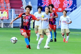 ＩＮＡＣ神戸-日テレ東京Ｖ　前半、激しく競り合うＩＮＡＣ神戸の田中美南（左）と日テレ東京Ｖの清水梨紗＝ノエビアスタジアム神戸