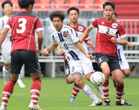 前回大会決勝では神戸弘陵が３－０で三田学園に快勝し、２連覇を飾った＝２０２０年１１月８日、ノエビアスタジアム神戸