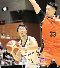 愛媛-西宮　第２クオーター、シュートを狙う西宮の道原（左）＝（Ｃ）B.LEAGUE