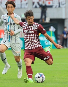 神戸-福岡　前半、シュートを放つ神戸・ボージャン＝ノエビアスタジアム神戸（撮影・鈴木雅之）